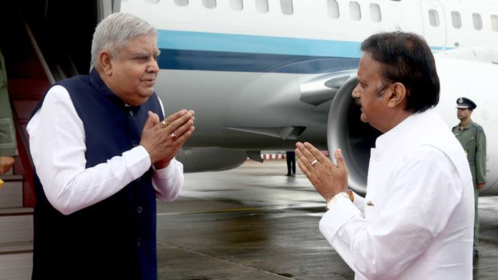 उप-राष्ट्रपति श्री धनखड़ के आगमन पर जनसम्पर्क मंत्री श्री शुक्ला ने किया आत्मीय स्वागत 